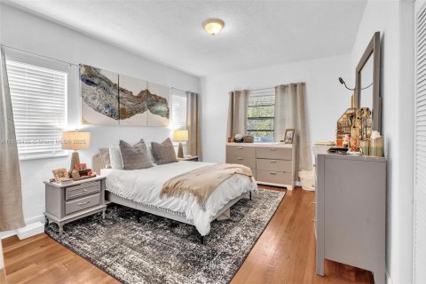 Casa en venta en Miami Beach, Florida, 7 dormitorios, 282.52 m2 № 1952132 - foto 13