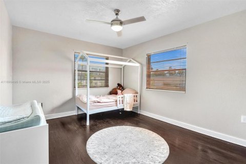 Casa en venta en Miami Beach, Florida, 7 dormitorios, 282.52 m2 № 1952132 - foto 24