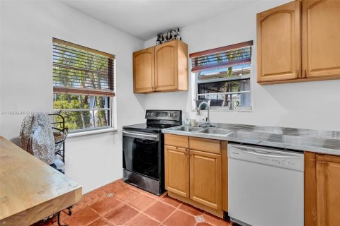 Casa en venta en Miami Beach, Florida, 7 dormitorios, 282.52 m2 № 1952132 - foto 20