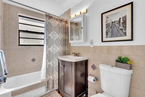 Casa en venta en Miami Beach, Florida, 7 dormitorios, 282.52 m2 № 1952132 - foto 12