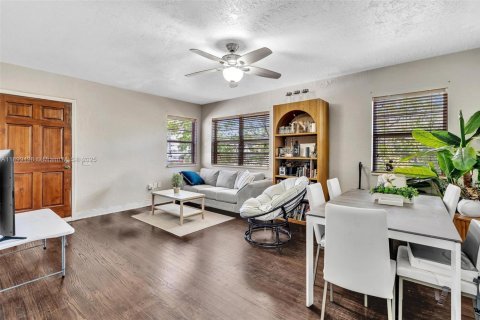 Casa en venta en Miami Beach, Florida, 7 dormitorios, 282.52 m2 № 1952132 - foto 18