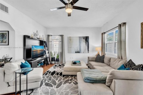 Casa en venta en Miami Beach, Florida, 7 dormitorios, 282.52 m2 № 1952132 - foto 3