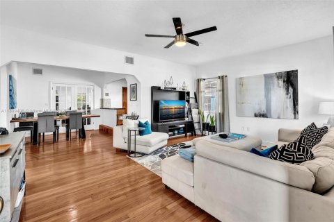 Casa en venta en Miami Beach, Florida, 7 dormitorios, 282.52 m2 № 1952132 - foto 2