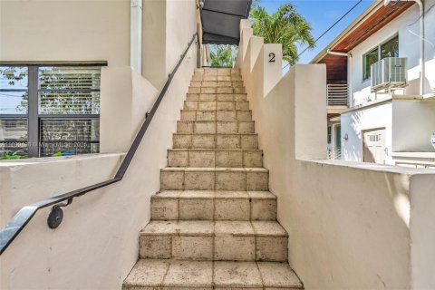 Casa en venta en Miami Beach, Florida, 7 dormitorios, 282.52 m2 № 1952132 - foto 27