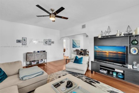 Casa en venta en Miami Beach, Florida, 7 dormitorios, 282.52 m2 № 1952132 - foto 4