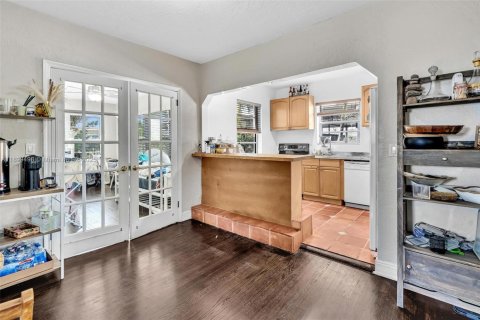 Casa en venta en Miami Beach, Florida, 7 dormitorios, 282.52 m2 № 1952132 - foto 19