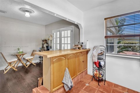 Casa en venta en Miami Beach, Florida, 7 dormitorios, 282.52 m2 № 1952132 - foto 22