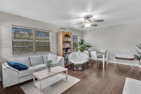 Casa en venta en Miami Beach, Florida, 7 dormitorios, 282.52 m2 № 1952132 - foto 17