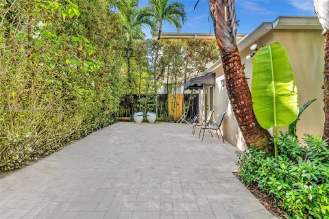 Casa en venta en Miami Beach, Florida, 7 dormitorios, 282.52 m2 № 1952132 - foto 29