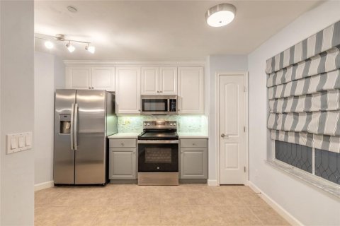 Condo in New Smyrna Beach, Florida, 2 bedrooms  № 2131172 - photo 11