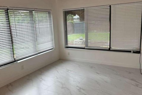 Снять в аренду виллу или дом в Халландейл-Бич, Флорида 2 спальни, 144.93м2, № 1963283 - фото 7