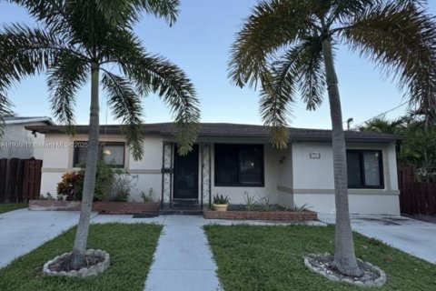 Снять в аренду виллу или дом в Халландейл-Бич, Флорида 2 спальни, 144.93м2, № 1963283 - фото 1