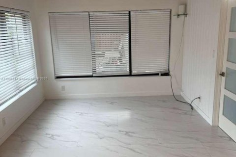 Снять в аренду виллу или дом в Халландейл-Бич, Флорида 2 спальни, 144.93м2, № 1963283 - фото 9