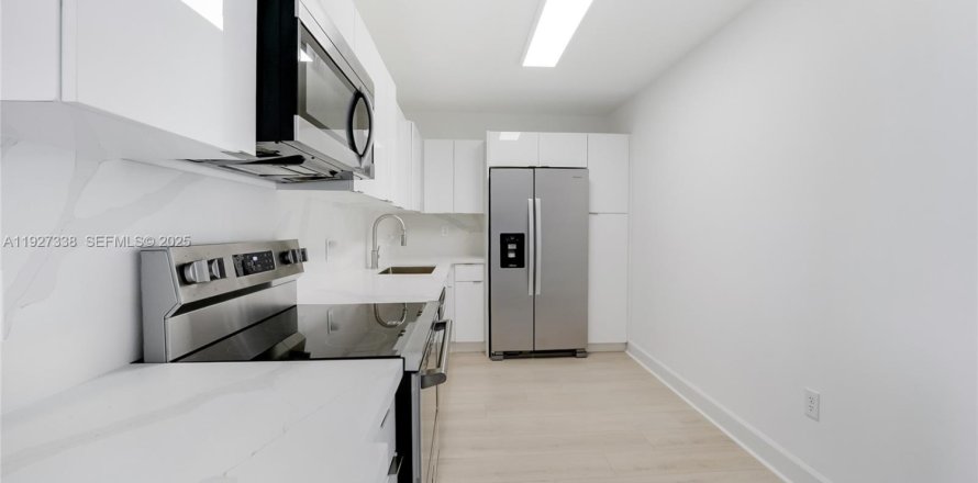 Condominio en Miami Beach, Florida, 2 dormitorios № 1986253