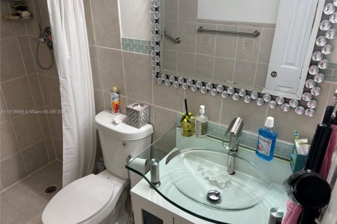 Condo in Coral Springs, Florida, 3 bedrooms № 1974303 - photo 9