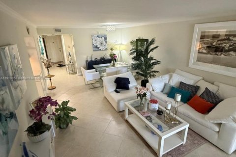 Condo in Coral Springs, Florida, 3 bedrooms № 1974303 - photo 13