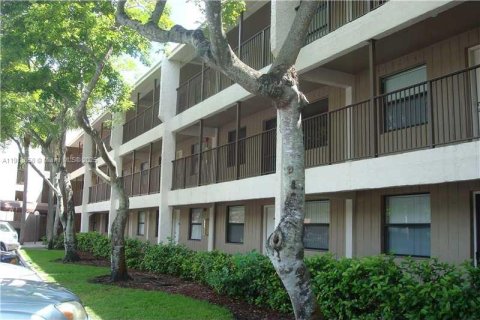 Condo in Coral Springs, Florida, 3 bedrooms № 1974303 - photo 1