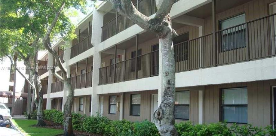 Condo in Coral Springs, Florida, 3 bedrooms № 1974303