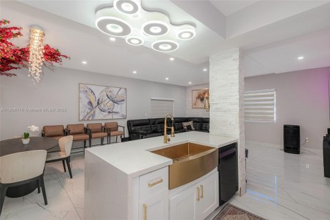 Casa en venta en Miami, Florida, 4 dormitorios, 210.7 m2 № 1965868 - foto 15