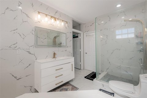 Casa en venta en Miami, Florida, 4 dormitorios, 210.7 m2 № 1965868 - foto 27