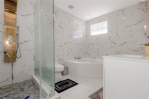 Casa en venta en Miami, Florida, 4 dormitorios, 210.7 m2 № 1965868 - foto 26