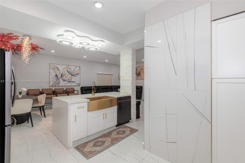 Casa en venta en Miami, Florida, 4 dormitorios, 210.7 m2 № 1965868 - foto 12