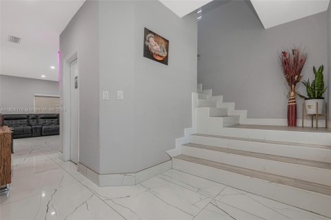 Casa en venta en Miami, Florida, 4 dormitorios, 210.7 m2 № 1965868 - foto 3