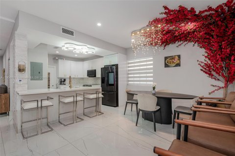 Casa en venta en Miami, Florida, 4 dormitorios, 210.7 m2 № 1965868 - foto 11