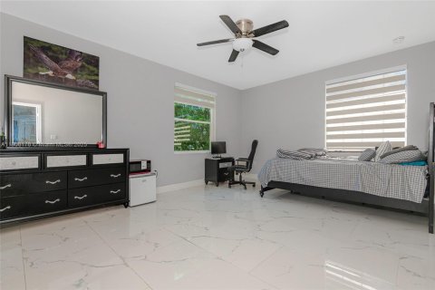 Casa en venta en Miami, Florida, 4 dormitorios, 210.7 m2 № 1965868 - foto 18