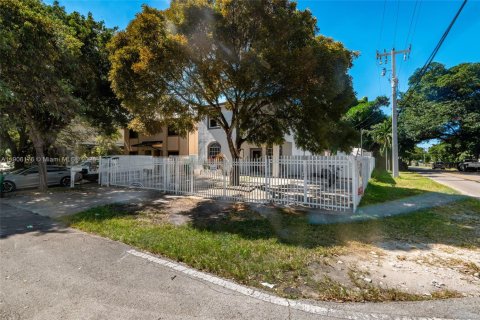 Casa en venta en Miami, Florida, 4 dormitorios, 210.7 m2 № 1965868 - foto 2