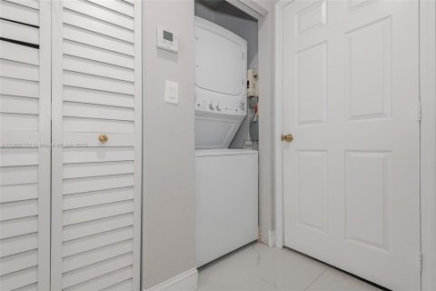 Casa en venta en Miami, Florida, 4 dormitorios, 210.7 m2 № 1965868 - foto 17