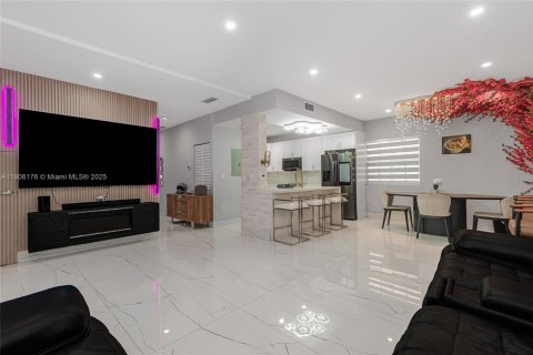 Casa en venta en Miami, Florida, 4 dormitorios, 210.7 m2 № 1965868 - foto 7