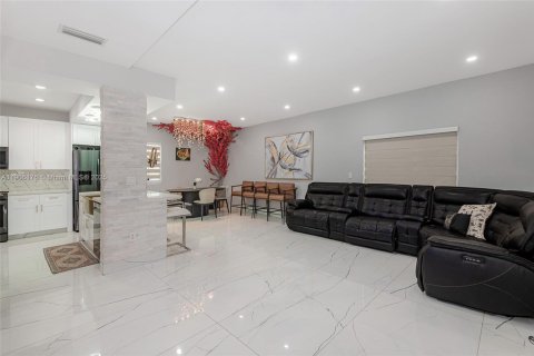 Casa en venta en Miami, Florida, 4 dormitorios, 210.7 m2 № 1965868 - foto 5