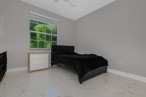 Casa en venta en Miami, Florida, 4 dormitorios, 210.7 m2 № 1965868 - foto 30