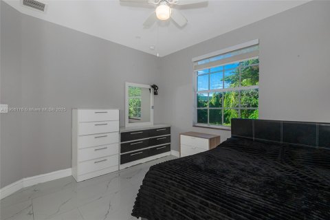 Casa en venta en Miami, Florida, 4 dormitorios, 210.7 m2 № 1965868 - foto 29
