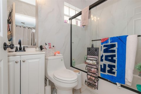 Casa en venta en Miami, Florida, 4 dormitorios, 210.7 m2 № 1965868 - foto 21