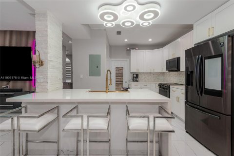 Casa en venta en Miami, Florida, 4 dormitorios, 210.7 m2 № 1965868 - foto 13