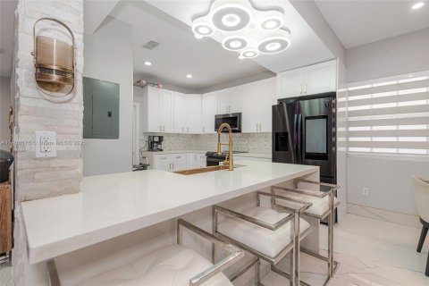 Casa en venta en Miami, Florida, 4 dormitorios, 210.7 m2 № 1965868 - foto 16