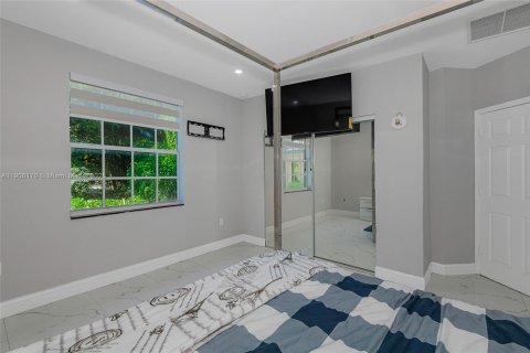 Casa en venta en Miami, Florida, 4 dormitorios, 210.7 m2 № 1965868 - foto 23