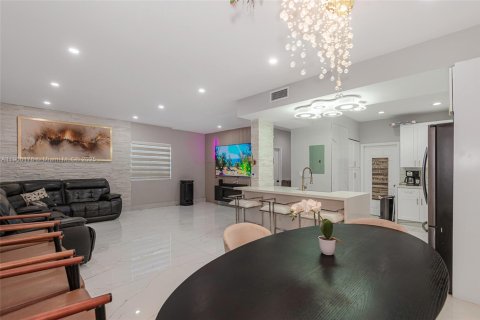 Casa en venta en Miami, Florida, 4 dormitorios, 210.7 m2 № 1965868 - foto 8