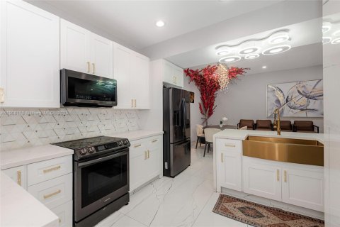 Casa en venta en Miami, Florida, 4 dormitorios, 210.7 m2 № 1965868 - foto 14