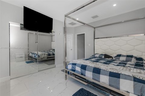 Casa en venta en Miami, Florida, 4 dormitorios, 210.7 m2 № 1965868 - foto 22