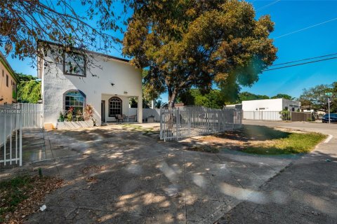 Casa en venta en Miami, Florida, 4 dormitorios, 210.7 m2 № 1965868 - foto 1