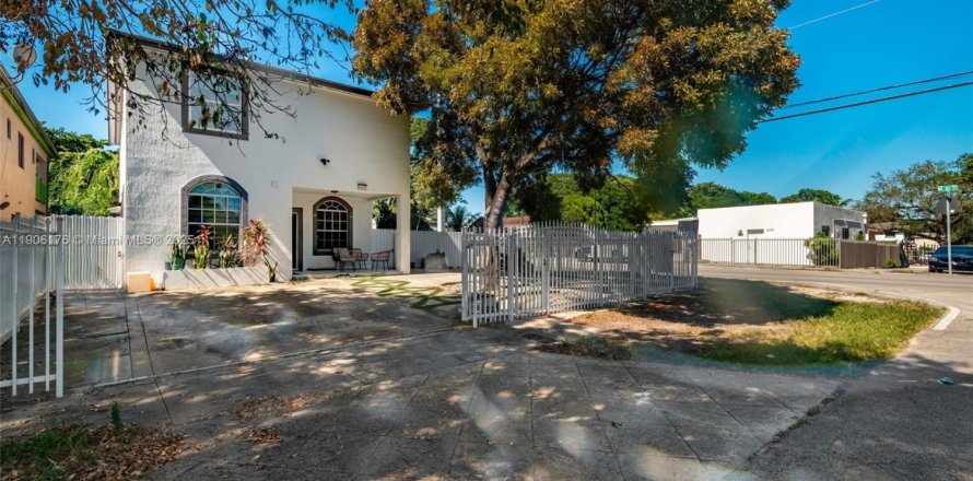 Casa en Miami, Florida 4 dormitorios, 210.7 m2 № 1965868
