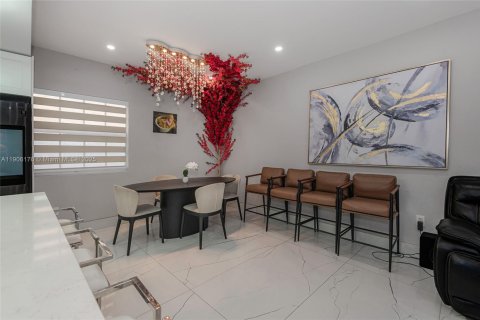 Casa en venta en Miami, Florida, 4 dormitorios, 210.7 m2 № 1965868 - foto 9