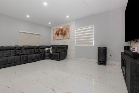 Casa en venta en Miami, Florida, 4 dormitorios, 210.7 m2 № 1965868 - foto 4