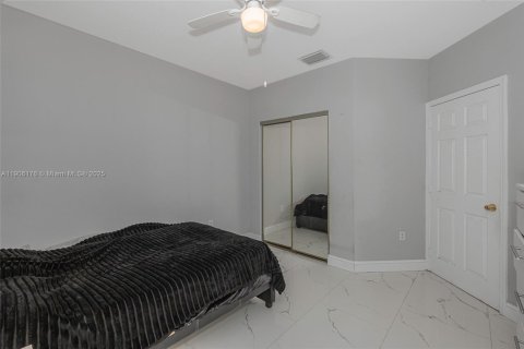 Casa en venta en Miami, Florida, 4 dormitorios, 210.7 m2 № 1965868 - foto 28