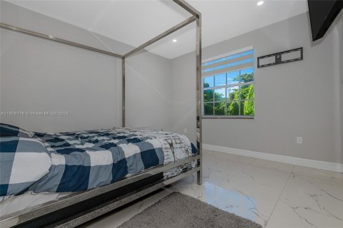 Casa en venta en Miami, Florida, 4 dormitorios, 210.7 m2 № 1965868 - foto 24