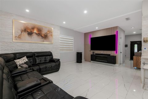Casa en venta en Miami, Florida, 4 dormitorios, 210.7 m2 № 1965868 - foto 6