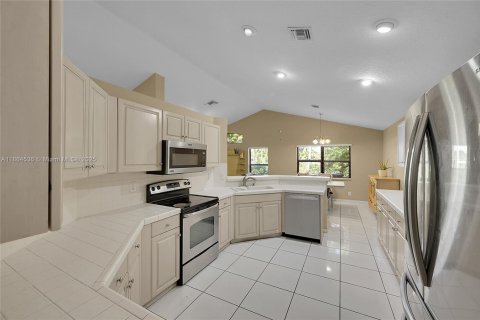 House in Boynton Beach, Florida 3 bedrooms, 217.48 sq.m. № 1893181 - photo 13